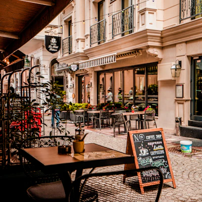 Spatiu de lucru cu laptop si cafea pe masa